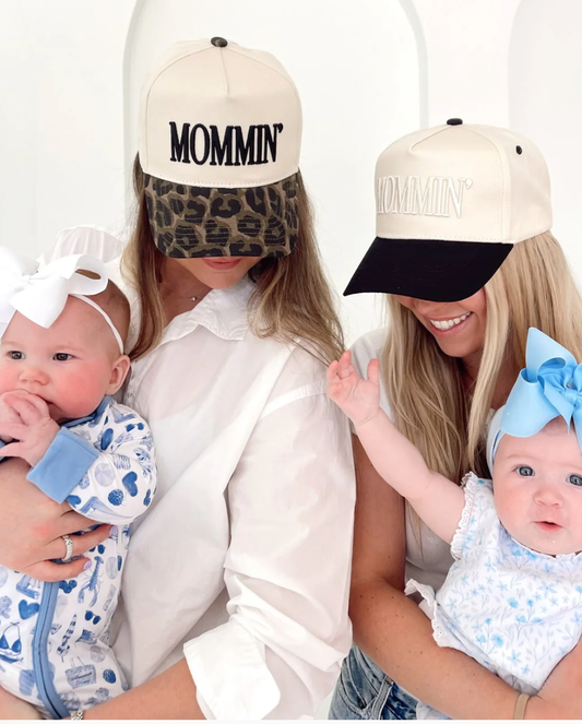 Mommin' - Black Vintage Trucker Hat