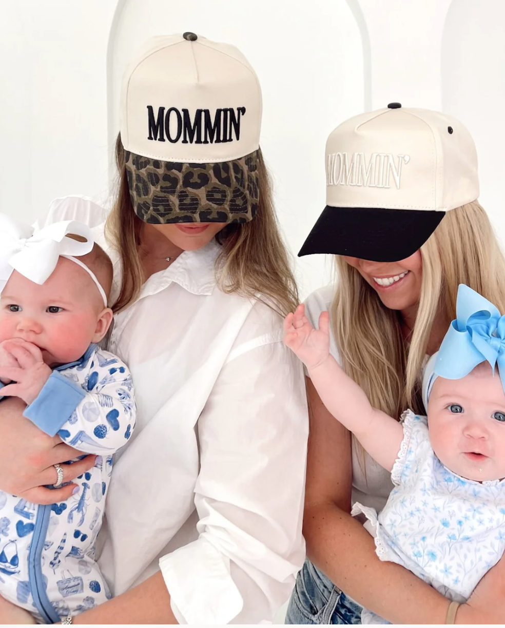 Mommin' - Black Vintage Trucker Hat